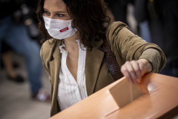 La presidente uscente Isabel Diaz Ayuso al seggio