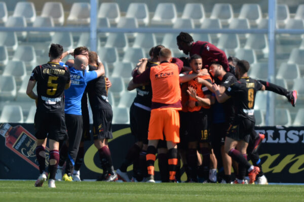 Foto Fabio Urbini/LaPresse 
10 Maggio 2021 Pescara (PE) Italia 
sport calcio 
Pescara vs Salernitana – Campionato di calcio Serie BKT 2020/2021 – Stadio Giovanni Cornacchia. 
Nella foto: Anderson Salernitana esulta dopo il gol 0-1

Photo Fabio Urbini/LaPresse 
May 10, 2021 Pescara (PE) Italy 
sport soccer 
Pescara vs Salernitana – Italian Football Championship League BKT 2020/2021 – Giovanni Cornacchia stadium. 
In the pic: Anderson Salernitana celebrates goal 0-1