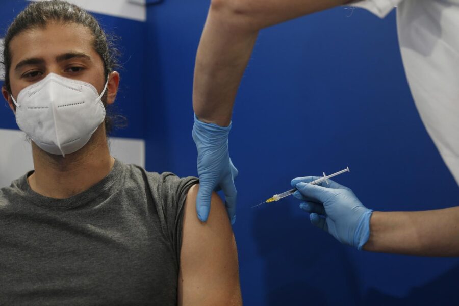 Vaccini, ancora senza 5 milioni di persone a rischio: “Imprudente riaprire tutto subito”
