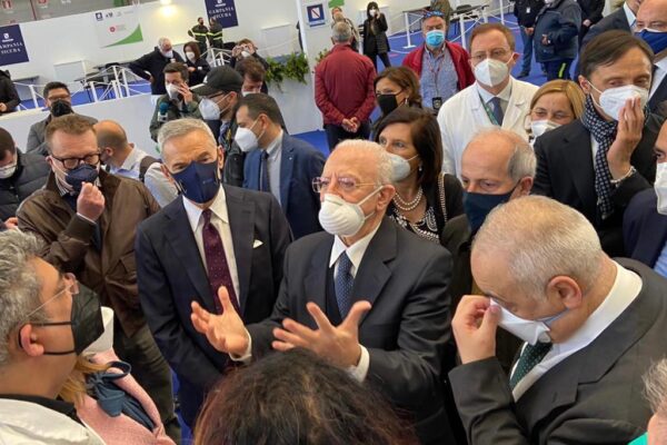 De Luca celebra l’hub vaccinale ma dimentica i precari in attesa di contratto