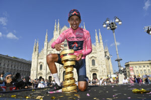 Foto Fabio Ferrari/LaPresse 30 maggio 2021 Italia Sport Ciclismo Giro d’Italia 2021 – edizione 104 – Tappa 21 – Gara cronometro individuale – Da Senago a Milano (km 30,3) Nella foto: BERNAL GOMEZ Egan Arley (COL) (INEOS GRENADIERS) – Maglia rosa e vincitore con il Trofeo Senza FinePhoto Fabio Ferrari/LaPresse May 30, 2021 Italy Sport Cycling Giro d’Italia 2021 – 104th edition – Stage 21 – ITT – from Senago to Milan In the pic: BERNAL GOMEZ Egan Arley (COL) (INEOS GRENADIERS) – Pink jersey and winner with the Endless Trophy