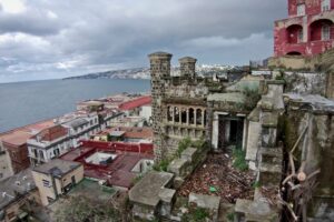 A Napoli regna il degrado: Villa Ebe a pezzi, cimitero dei colerosi sfregiato