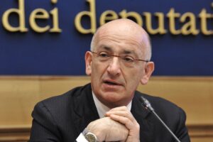 “Basta conferenze show e Pm in prima pagina”, intervista a Francesco Paolo Sisto “Basta conferenze show e Pm in prima pagina”, intervista a Francesco Paolo Sisto