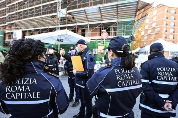Controlli covid dei vigili a Roma