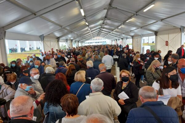 Psicosi AstraZeneca a Napoli: “Voglio il Pfizer” e sputa in faccia a guardia giurata
