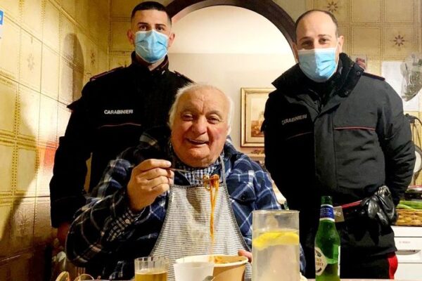 “Sono solo, disabile e non ho nulla da mangiare”: i carabinieri gli portano la cena a domicilio