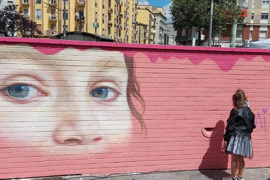 Noemi firma il suo murales: “Piazza Nazionale è dei bambini non della camorra”