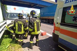 Tir tampona furgone fermo in corsia d’emergenza sull’A13 e finisce fuori strada: caos in autostrada