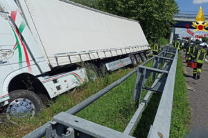 Tir tampona furgone fermo in corsia d’emergenza sull’A13 e finisce fuori strada: caos in autostrada