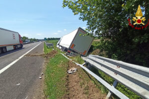 Tir tampona furgone fermo in corsia d’emergenza sull’A13 e finisce fuori strada: caos in autostrada