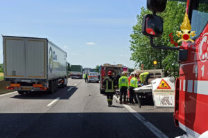 Tir tampona furgone fermo in corsia d’emergenza sull’A13 e finisce fuori strada: caos in autostrada