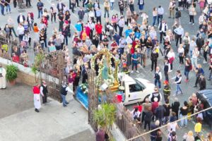 La processione per le vie di Testaccio (foto Daniele Andreoni)