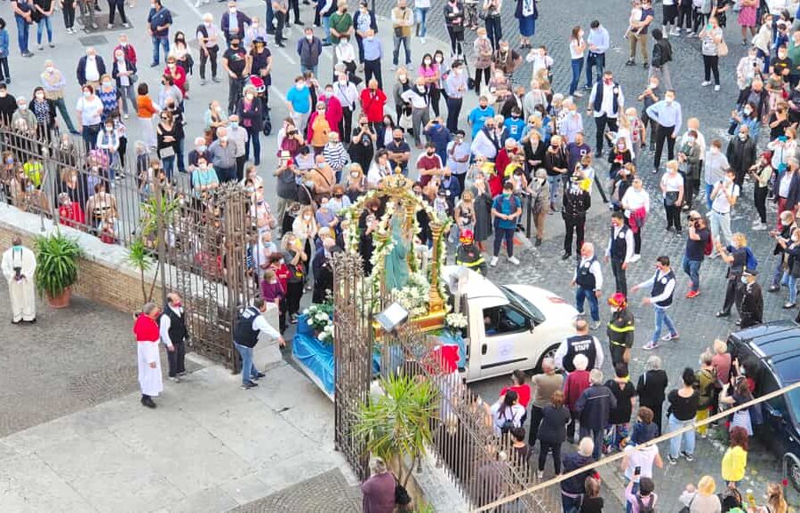 La processione per le vie di Testaccio (foto Daniele Andreoni)