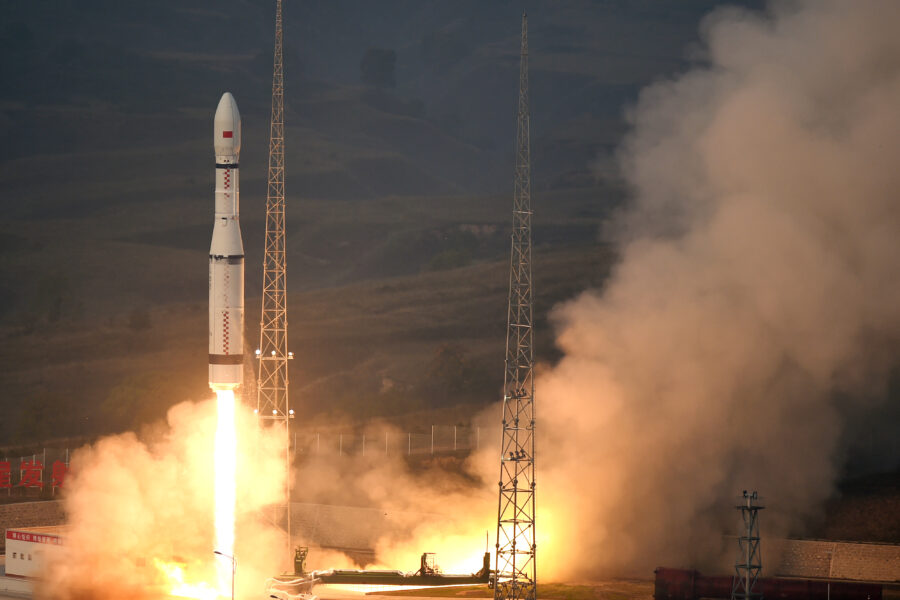 (150920) — TAIYUAN, Sept. 20, 2015 (Xinhua) — A new model of China’s carrier rocket Long March-6 carrying 20 micro-satellites blasts off from the launch pad at 7:01 a.m. from the Taiyuan Satellite Launch Center in north China’s Shanxi Province, Sept. 20, 2015. The new carrier rocket will be mainly used for the launch of micro-satellites and the 20 micro-satellites will be used for space tests. (Xinhua/Yan Yan)(wsw)