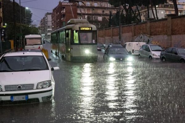 Roma allerta meteo da domani: rischio temporali e grandinate Roma allerta meteo da domani: rischio temporali e grandinate