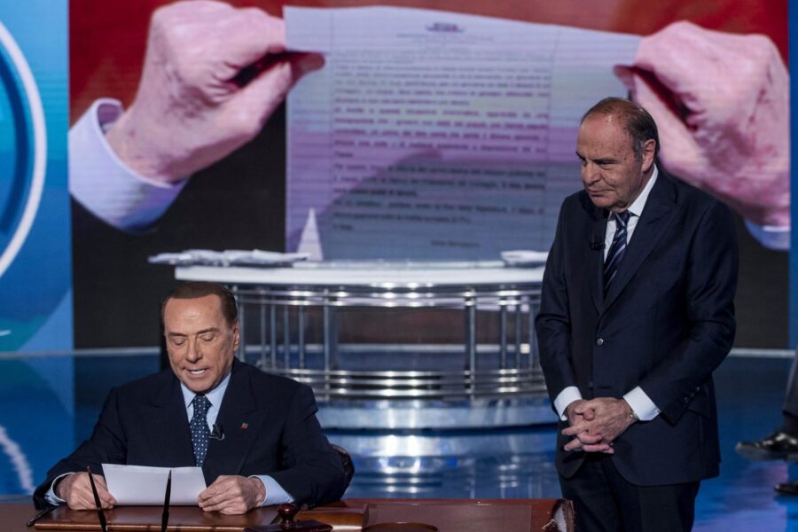 Foto Roberto Monaldo / LaPresse
14-02-2018 Roma 
Politica
Trasmissione tv "Porta a Porta"
Nella foto Silvio Berlusconi firma il contratto con gli italiani davanti a Bruno Vespa

Photo Roberto Monaldo / LaPresse
14-02-2018 Rome (Italy)
Tv program "Porta a Porta"
In the photo Silvio Berlusconi