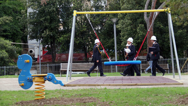 Roma, torna a nuovo il parco giochi di Cinecittà: era nel degrado