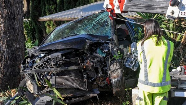 Si ribalta e muore schiacciato dall’auto: perde la vita a 26 anni a Ostia