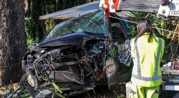 Si ribalta e muore schiacciato dall’auto: perde la vita a 26 anni a Ostia