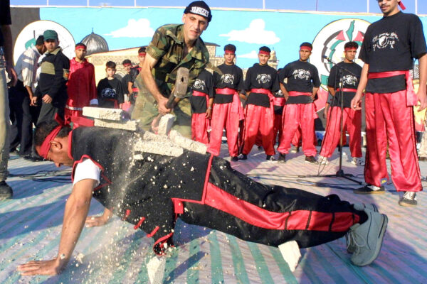 ©LAPRESSE
13-12-2002 KHAN YOUNIS, STRISCIA DI GAZA, GAZA
ESTERO
QUINDICESIMO ANNIVERSARIO DELLA FONDAZIONE DEL GRUPPO MILITANTE ISLAMICO HAMAS.
ALLA MANIFESTAZIONE, CHE SI E’ TENUTA NEL CAMPO PROFUGHI, HANNO PARTECIPATO PIU’ DI 30.000 PERSONE.