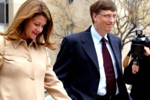 ©LAPRESSE
22-04-2002 WASHINGTON
ESTERI
PROCESSO ANTITRUST MICROSOFT
NELLA FOTO: BILL GATES, PRESIDENTE DELLA MICROSOFT,  CON LA MOGLIE MELINDA MENTRE SI RECA IN TRIBUNALE PER TESTIMONIARE AL PROCESSO