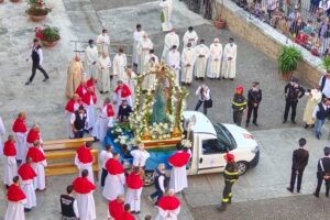 Testaccio, la processione fa il giro del Rione: folla ed emozioni per la Madonna