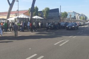 Vaccino, caos e file per il richiamo: a Cinecittà folla monster