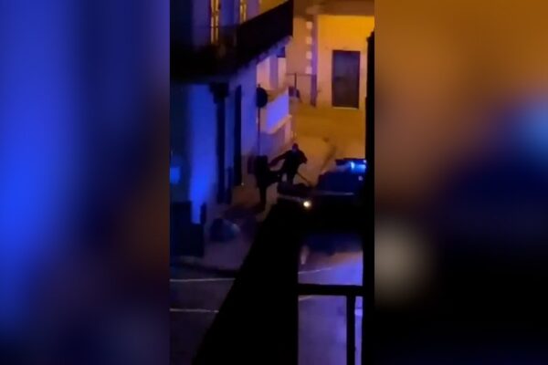 Carabiniere insulta e prende a calci ragazzo in strada: “Marescià non ho niente”, il video virale