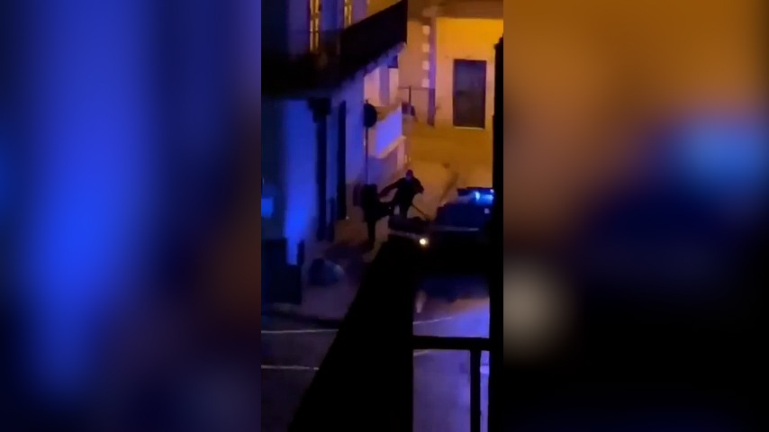 Carabiniere insulta e prende a calci ragazzo in strada: “Marescià non ho niente”, il video virale