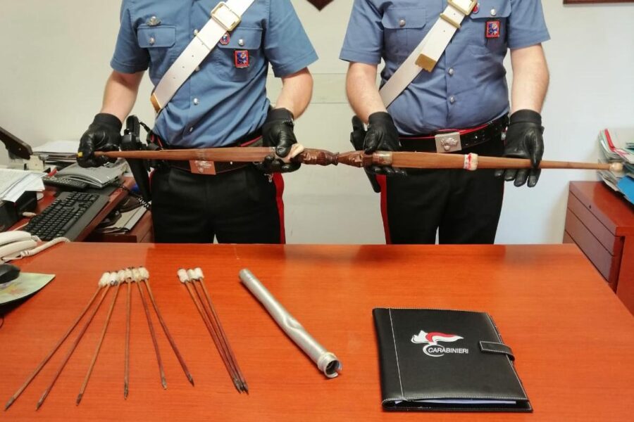 Robin Hood su un bus Atac: tenta di salire a bordo con arco e frecce