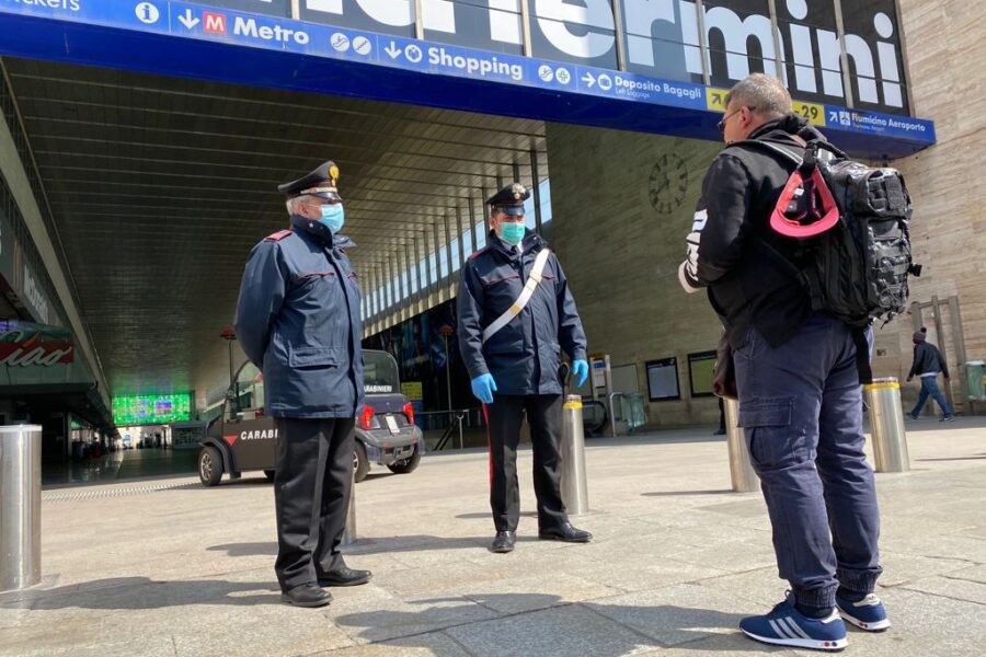 Strappa una banconota dalle mani di un passante: presto a Termini