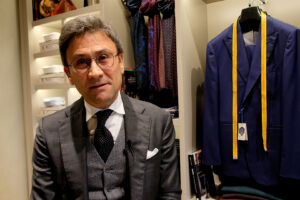 I segreti della sartoria napoletana raccontati da Cacciapuoti: “Così è nata la manica a ‘mappina’”