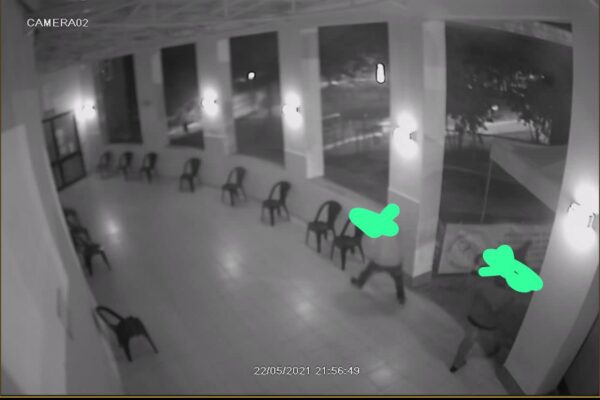 Giocano a calcio nel centro vaccinale, distrutte attrezzature nel Salernitano: “Incivili”