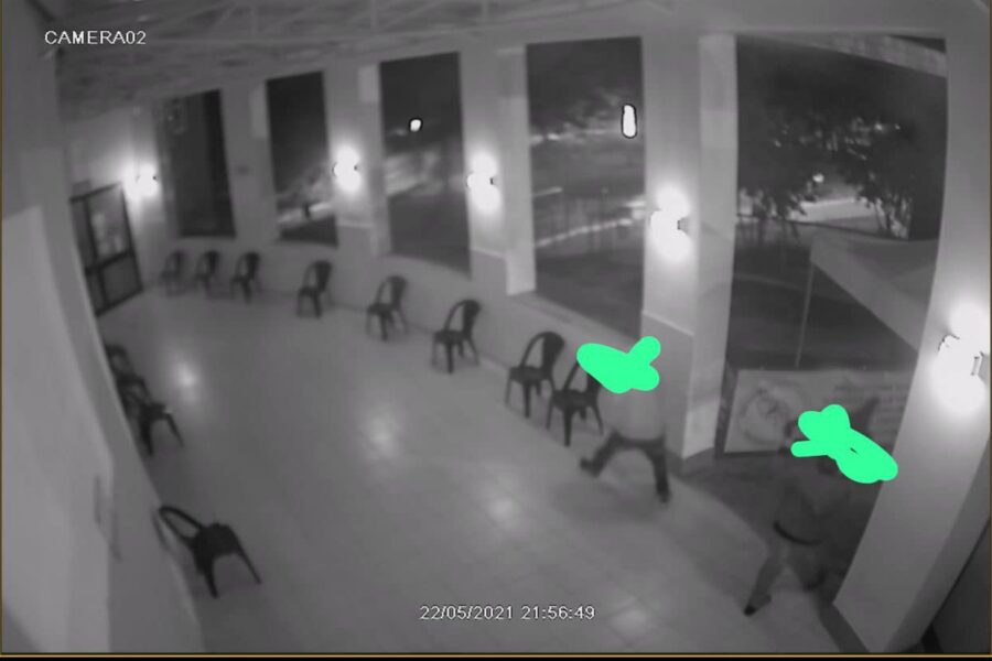 Giocano a calcio nel centro vaccinale, distrutte attrezzature nel Salernitano: “Incivili”