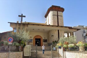 Camorra, spaccio vicino chiesa e in enoteca: blitz e arresti