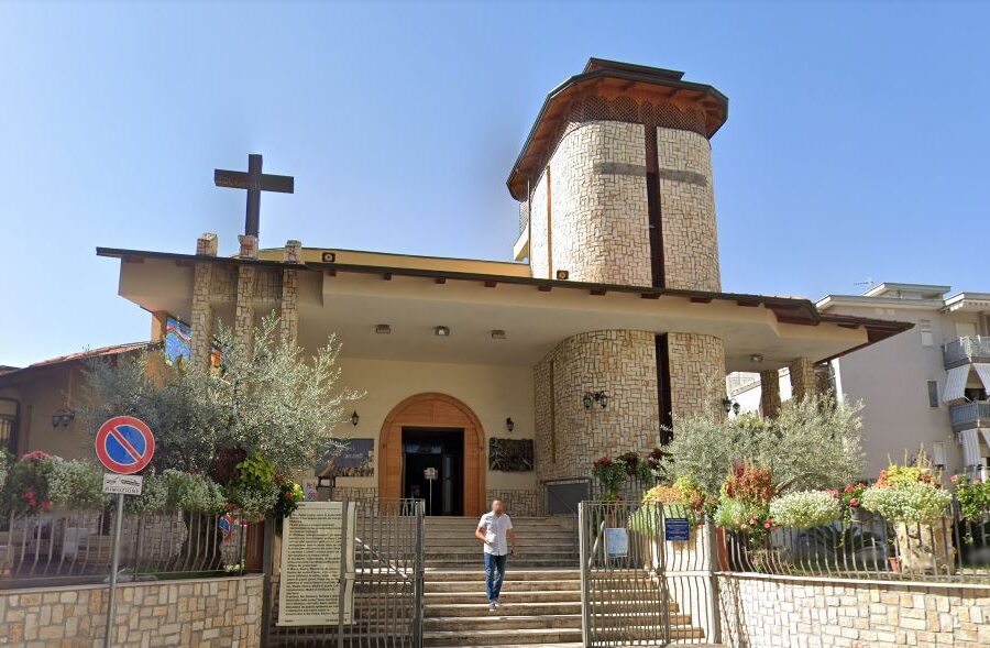 Camorra, spaccio vicino chiesa e in enoteca: blitz e arresti