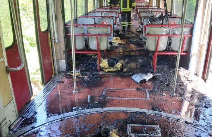 Fiamme nel treno della Circumvesuviana, pendolari in fuga sui binari: “Noi cittadini siamo cavie”