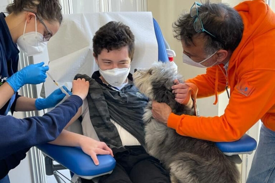 Davide, la paura dell’ago e la forza di Polpetta: il 18enne si vaccina grazie al cane-mascotte