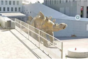 Puzza insopportabile dal dinosauro decorativo in strada: scoperto all’interno un cadavere