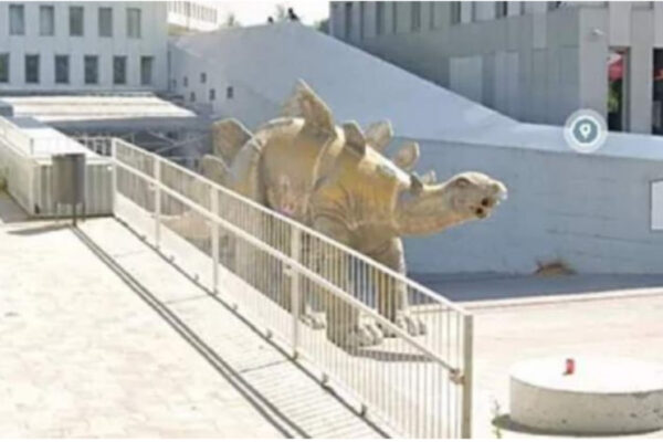 Puzza insopportabile dal dinosauro decorativo in strada: scoperto all’interno un cadavere