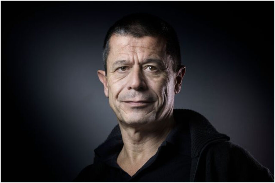 “Yoga” di Carrère: il libro capolavoro tra depressione, rinascita e finzione