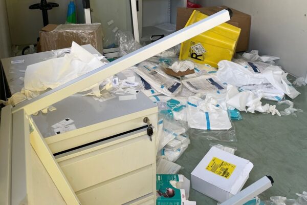 Vandalizzato il centro tamponi di Ercolano, sindaco in lacrime: “Persone senza scrupoli”