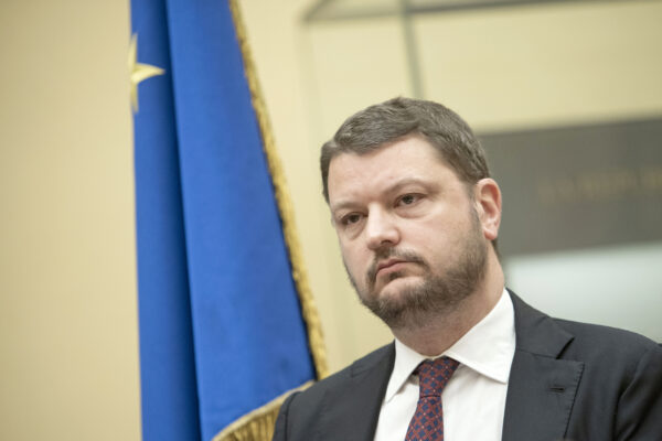 “Report risponda: ha pagato qualcuno per dare la caccia a Renzi?”, parla Gennaro Migliore