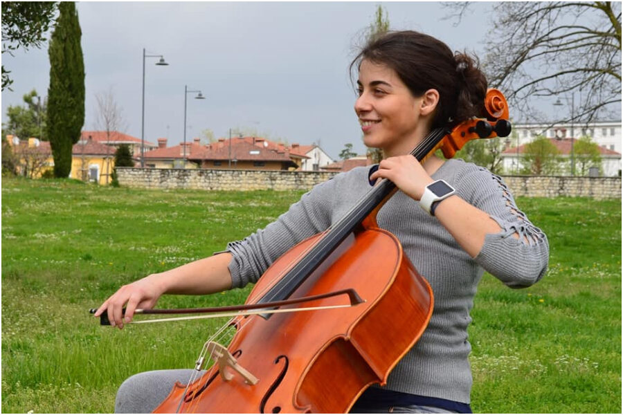 Chi è Giulia Mazza, la violoncellista sorda che tornerà a sentire grazie a un nuovo apparecchio