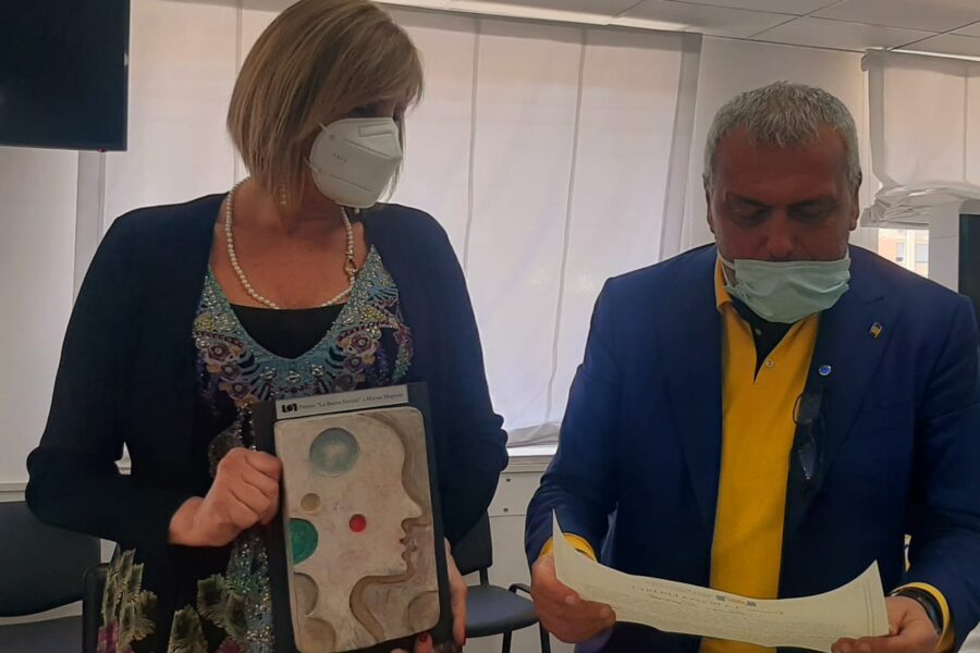 Nella foto il direttore generale del Pascale, Attilio Bianchi e Mirosa Magnotti nel momento della premiazione