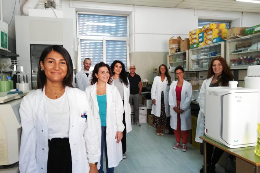 Nella foto l’equipe di Luigi Buonaguro. La prima a sinistra dottoressa Manolio, prima destra dottoressa Ragone