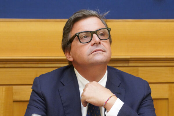 “Non c’è tempo da perdere, subito la riforma del Csm”, intervista a Carlo Calenda