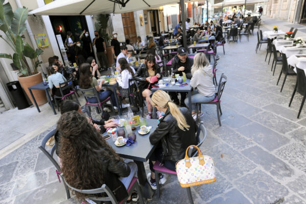 Tutta Italia Zona Gialla, balla una Regione: la ripartenza di piscine e matrimoni e il coprifuoco