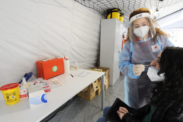 STAZIONE CENTRALE DI BARI DECARO INAUGURA LA TENSOSTRUTTURA CRI PER TAMPONI RAPIDI, CROCE ROSSA, INFERMIERI, VOLONTARI, CORONAVIRUS, COVID 19, TAMPONE RAPIDO GARTUITO