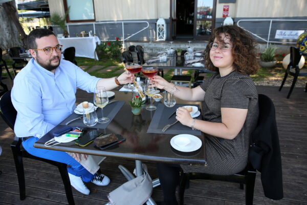 LA SICILIA IN ZONA GIALLA RIAPRONO RISTORANTI   E BAR CON CONSUMAZIONE AI TAVOLI ALL’APERTO, TAVOLO, BRINDISI